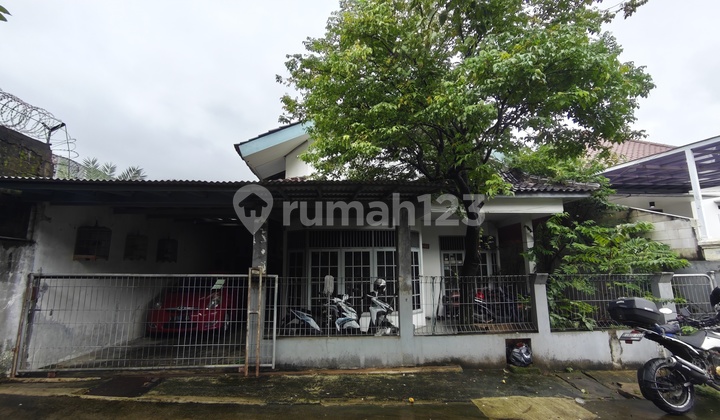 Jatibening 1 Spacious House in a Comfortable Location