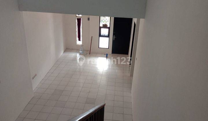 ruang keluarga rumah 2 lantai graha puspasari