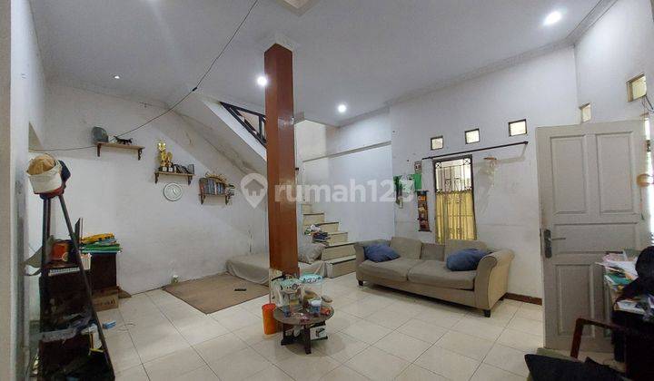 ruang keluarga rumah hook sejuk 2 lantai