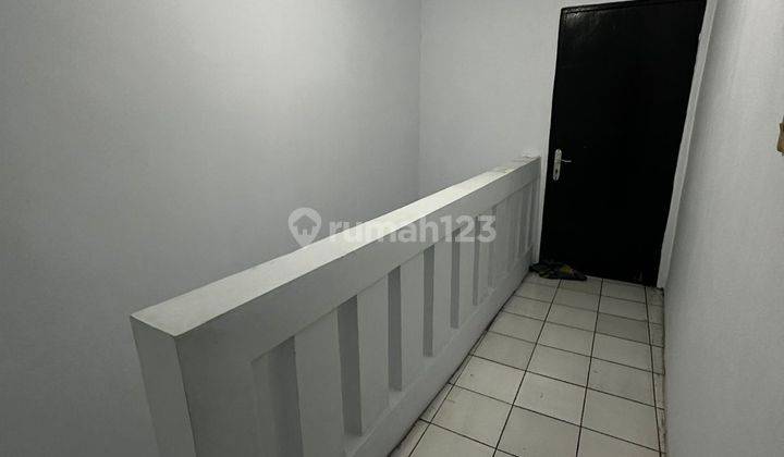 ruang keluarga rumah 2 lantai graha puspasari
