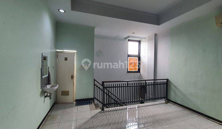 ruang keluarga ruko 3 lantai pomad ciluar