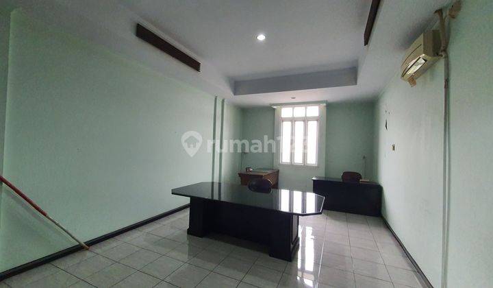 ruang tamu ruko 3 lantai pomad ciluar