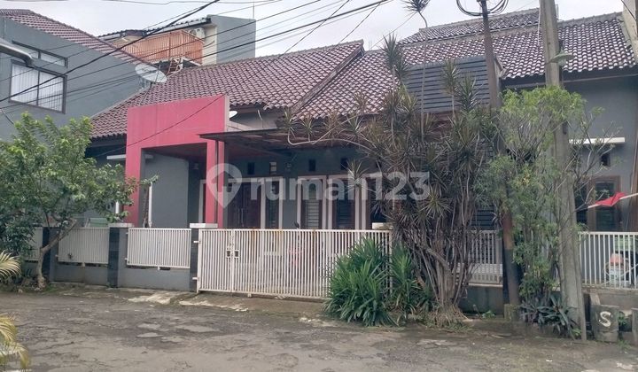 A 2-story house in Pancoran Mas, within the complex next to Desari Toll Road, ready to occupy. 2