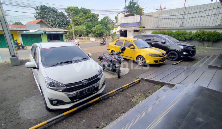 For Rent: R. Business Ex Showroom on Kartini Street Near Depok Lama Station 2