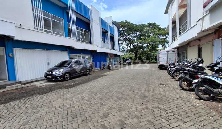 3-story shop house in Sawangan, strategically located near the Transjakarta bus pool. 2