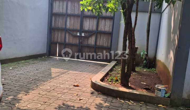 A spacious and sturdy 2-story house in Pamulang Tangsel, near the Serpong-Cinere Toll Road. 2