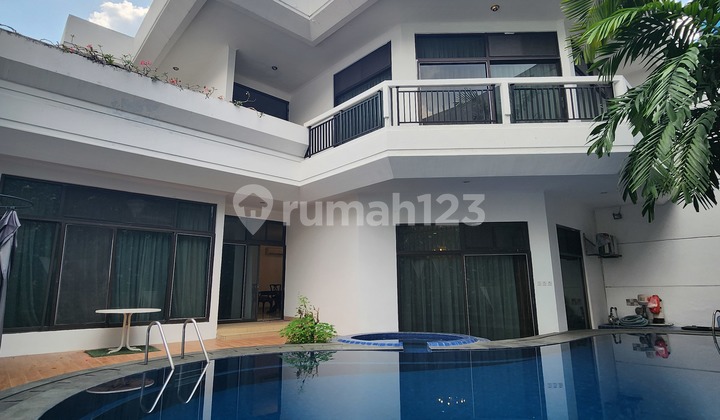 Rumah Lama Siap Huni Selangkah Dari Mega Kuningan. Rumah Lama Siap Huni Selangkah Dari Mega Kuningan.