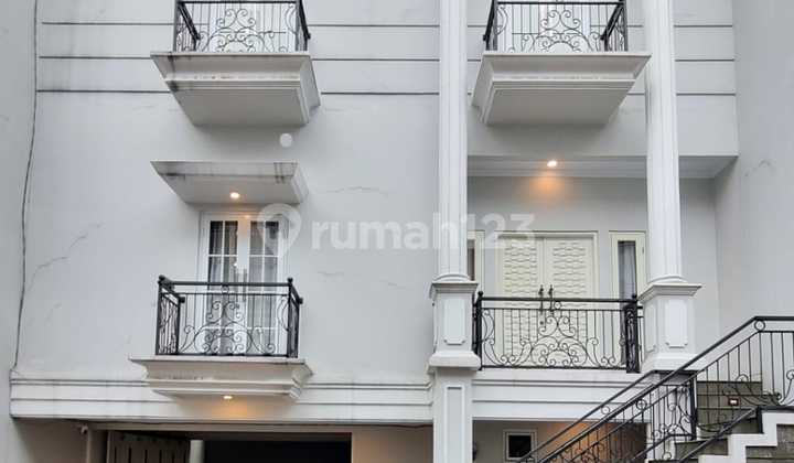 Rumah Modern Classic Dalam Townhouse Jagakarsa Jakarta Selatan