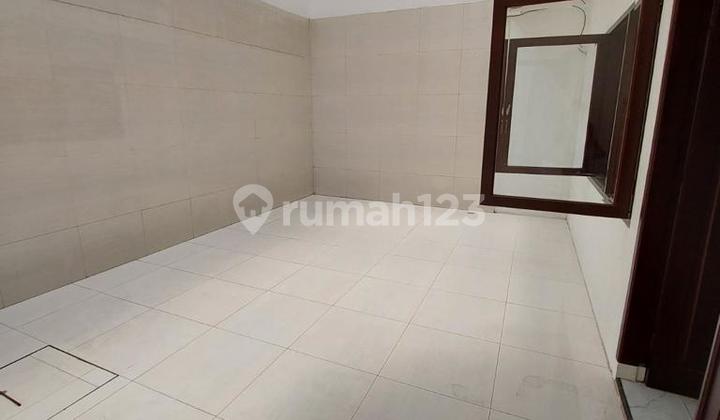 2.5-story house in Kelapa Nias, 8x20m² width, 5 bedrooms, good location