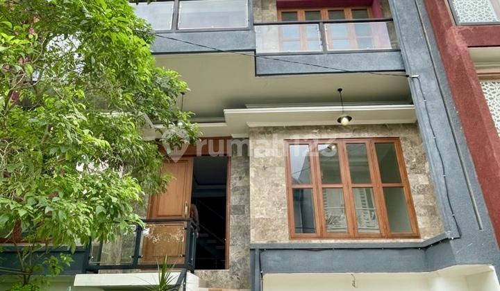 Rumah Town House Mewah di Cirendeu Siap Huni