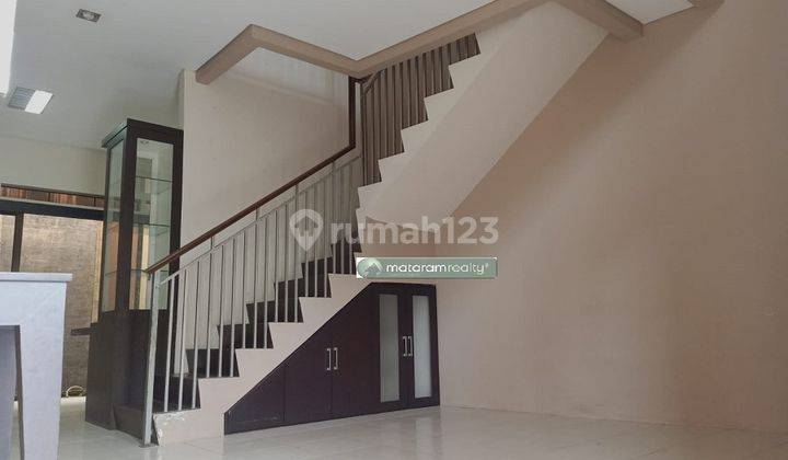 Rumah 2 Lantai Bagus Semi Furnished SHM di Cipamokolan, Bandung 2