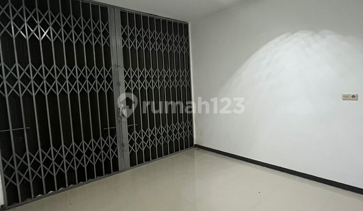 For Sale 3-Story Shop House Ready to Use, Suitable for Office in Kebon Jeruk, West Jakarta 2