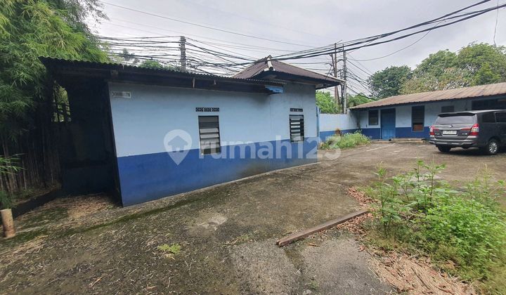 Warehouse on Jl.raya, Partially 2 floors, has security system and yard. Warehouse on Jl.raya, Partially 2 floors, has security system and yard.