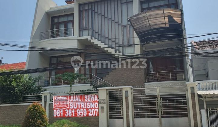 Rumah 3lantai semi furnis jl.utama