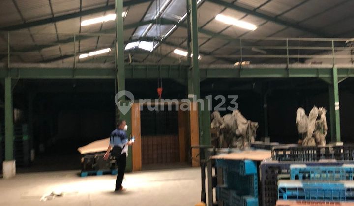 2-storey warehouse with east-facing gate