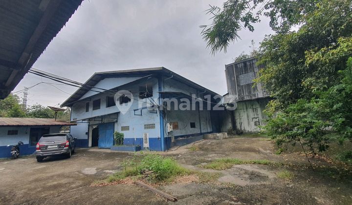 Warehouse on Jl.raya, Partially 2 floors, has security system and yard. Warehouse on Jl.raya, Partially 2 floors, has security system and yard.