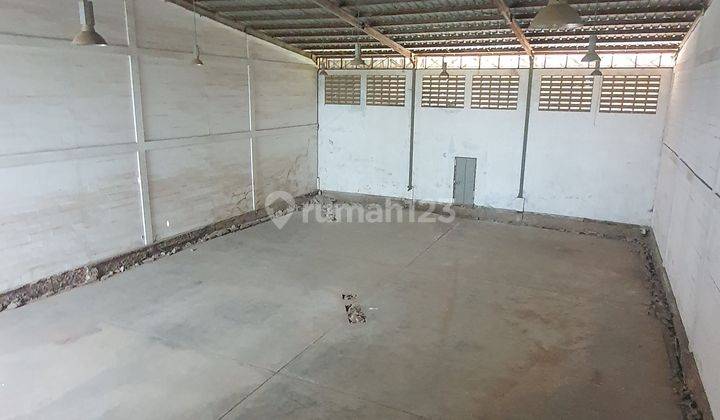 8gudang Loadingdock Kontainer Halaman Depan Belakang Luas Sangat 2