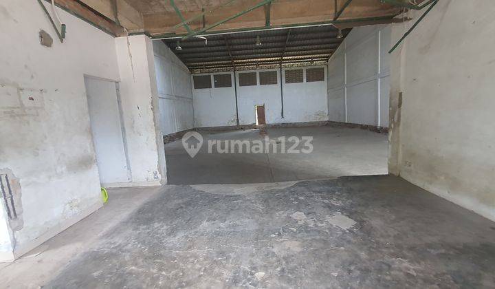 8gudang Loadingdock Kontainer Halaman Depan Belakang Luas Sangat 1