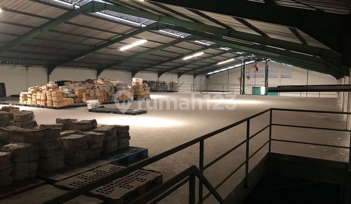 East-Facing Warehouse with Container Access