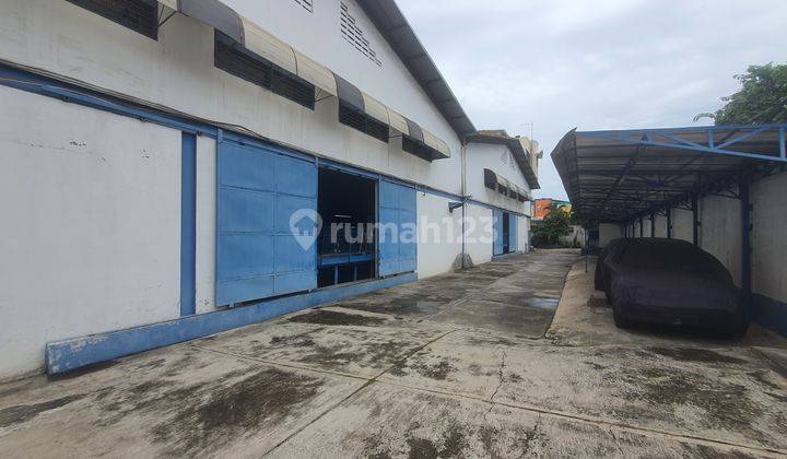 Gudang Lift Akses Truck Terima Bersih Rapi 1