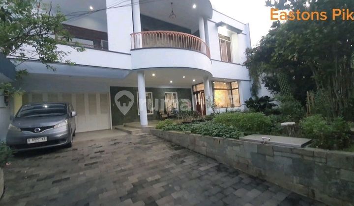 Rumah Adem View Taman Depan Belakang Punya Taman 1