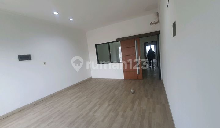 Tomang Citraland Grogol 5 Shophouses with Spacious Yard and Air Conditioning 2