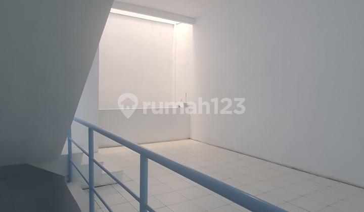 Ruko Usai Renov Hadap Timur 3.5lantai