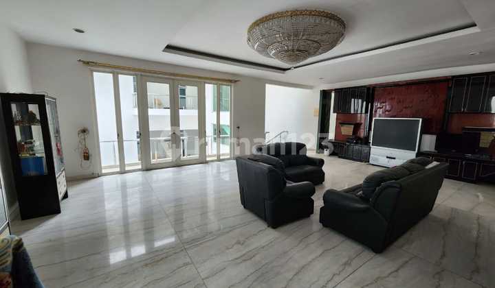 Rumah Cantik Ancol Semi Furnis Lebih Tinggi Jalan Lantai Marmer