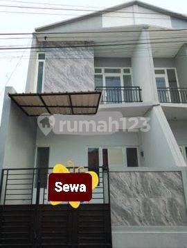 RUMAH 2LT BANGUNAN BARU GRES TENGAH KOTA 1