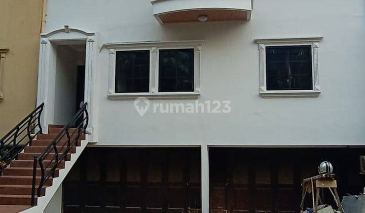 Jual Kemang Townhouse dua Lantai lb 320m2 with semi basement  Jakarta Selatan  1