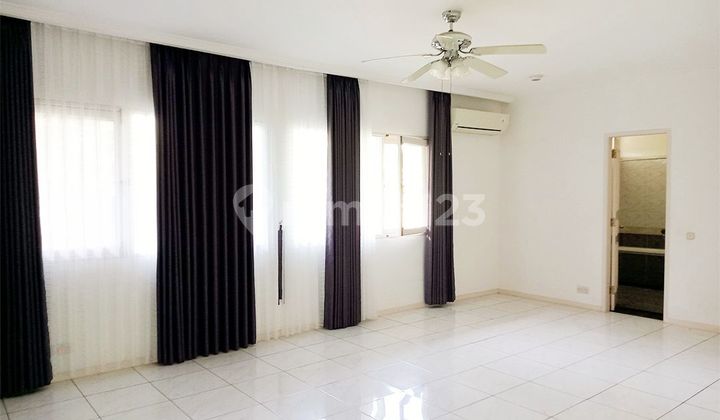 Rumah Kantor di Dalam Komplek di Kemang dengan Kolam Renang Pribadi Rumah Kantor di Dalam Komplek di Kemang dengan Kolam Renang Pribadi