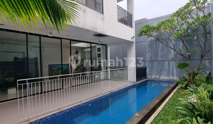 Modern and Strategic House Area in Kebayoran Baru with Private Pool for You