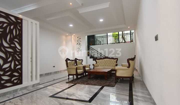 House in Bintaro Sector 9, Land Area 215 M2, 2.5 Floors Renovated, SHM
