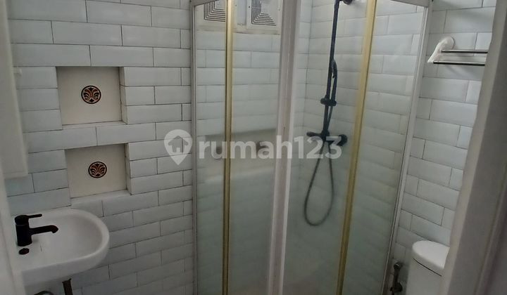 House in Semanan Indah, Corner Position, Land Area 161 M2, Freehold Title, 2 Floors 2