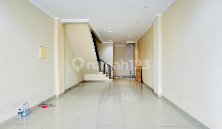CBD Green Lake City Commercial Building, Facing Inwards, 4 Floors, Neat 2