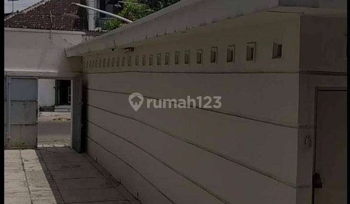 Rumah Pasar Kliwon Pinggir Jalan Surakarta 2