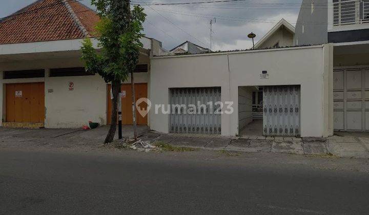 Rumah Pasar Kliwon Pinggir Jalan Surakarta 1