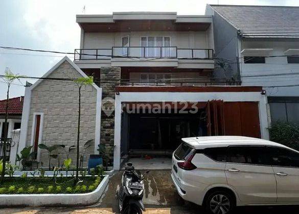 Rumah modern tropis dalam kompleks di Cinere Depok 2