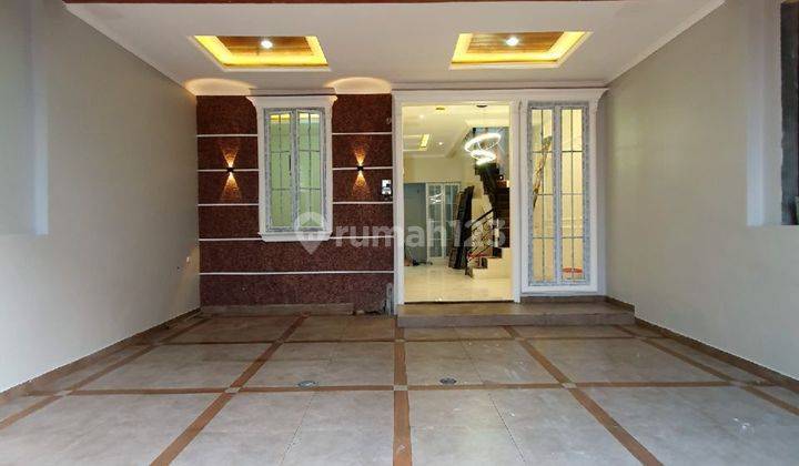 Rumah Full Furnish Dalam Cluster  Pinggir Jalan Di Jagakarsa