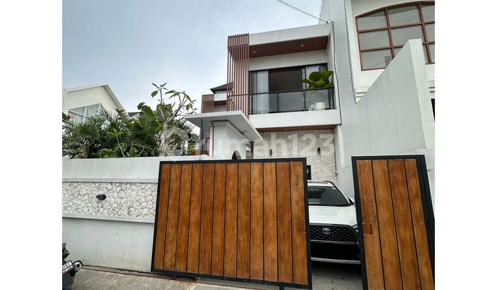 Dijual atau Disewakan Tahunan – Villa Modern Bergaya di Tumbak Bayuh Dijual atau Disewakan Tahunan – Villa Modern Bergaya di Tumbak Bayuh