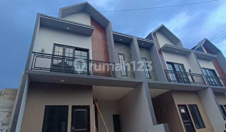 Strategic 2-Story Cluster 800 Million Adjacent to Toll Road and Cibubur LRT