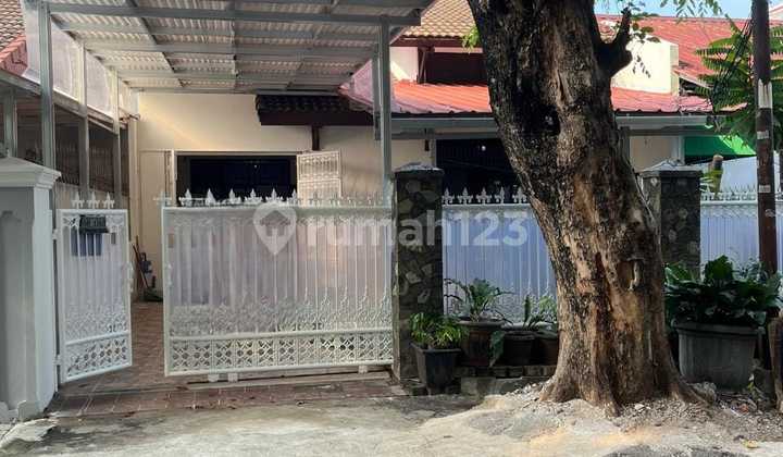 Rumah Kayu Putih Rapi, Strategis,Hadap Selatan,2 Lantai,Kode Ks