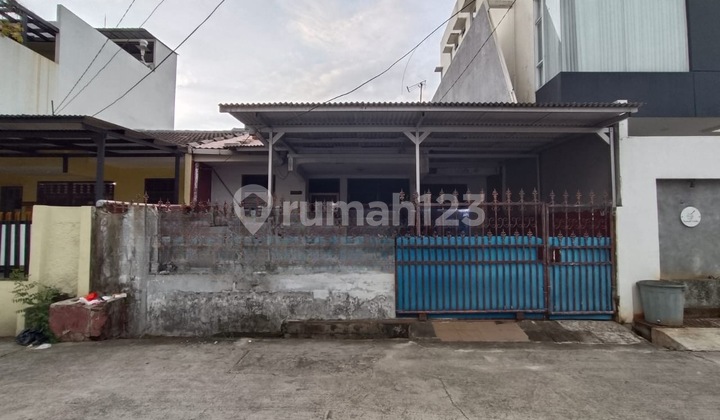 Dijual Rumah Hitung Tanah Murah Lokasi Stategis Jalan 2 Mobil!!