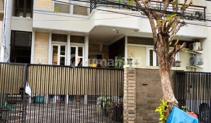 FOR SALE KELAPA GADING HOUSE 200m2 STRATEGIC, COMFY, 3 FLOORS, PRIME LOCATION, CODE YE 1