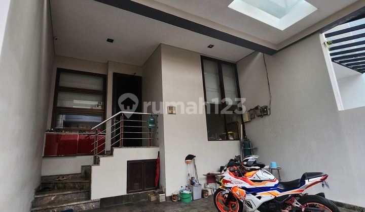 FOR SALE KELAPA GADING HOUSE 90m2 SOUTH FACING, 2.5 FLOORS, STRATEGIC LOCATION, CODE YE 2