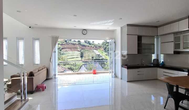 Three-Storey Rendeng House, Beautiful and Cool at Dago Resort