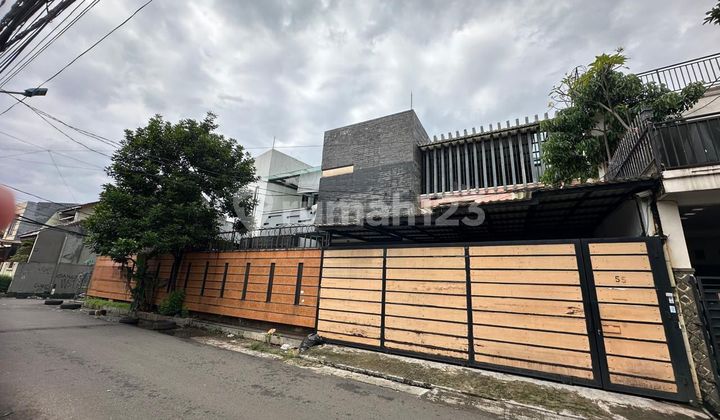 Rumah Luas Depan Taman