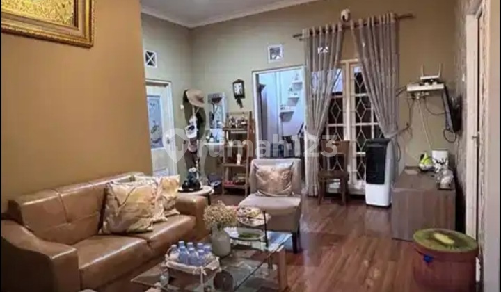 Dijual Rumah Tingkat 1,5 Lantai Semi Furnished Daerah Perumahan Medoho, Semarang 2