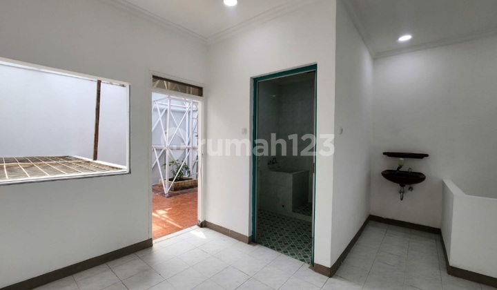 Dijual Ruko Bagus Sudah Renovasi Tingkat 3 Lantai Siap Pakai di Semarang Tengah 2