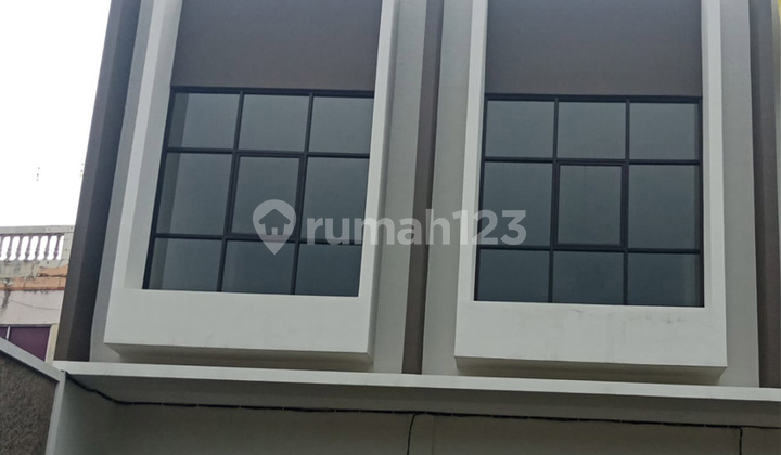 Ruko Tingkat di Jatimakmur Parkir Luas Pinggir Jalan Utama